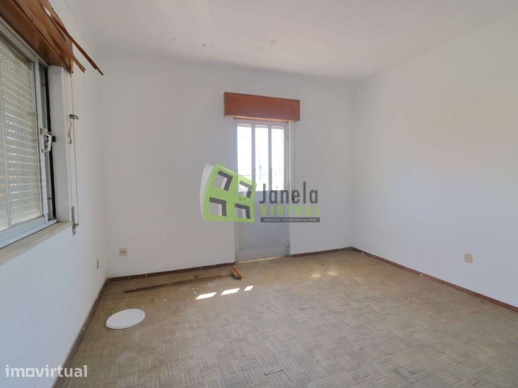 Moradia Bi-Familiar Duplex para Remodelar | Quinta do Conde - Grande imagem: 2/19