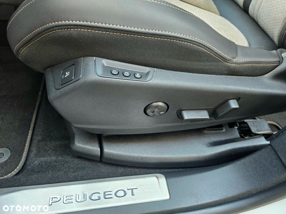 Peugeot 3008 1.6 PureTech HYbrid GT Line S&S EAT8 - 21
