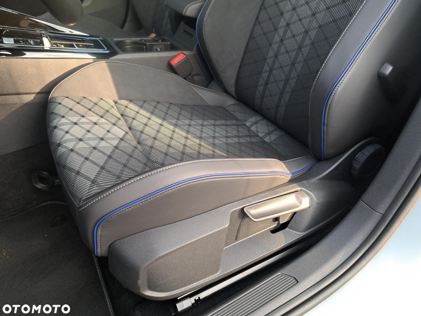 Volkswagen Golf VIII 1.5 eTSI mHEV R-Line Plus DSG - 19