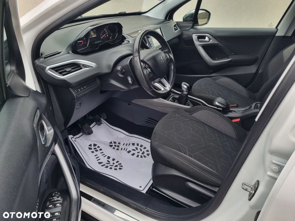 Peugeot 2008 1.2 Pure Tech Style S&S - 9