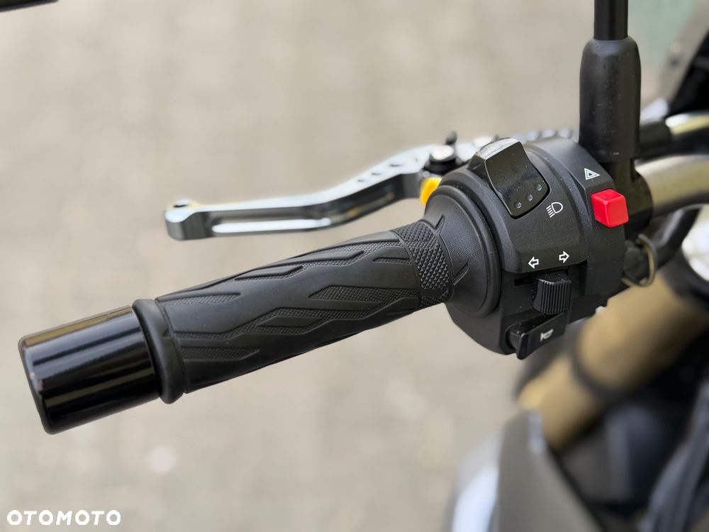 Suzuki GSR - 36