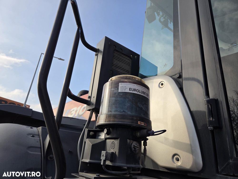 Hitachi Cupa 5mc, 28tone, ANVELOPE NOI, VIRARE prin JOYSTICk, Gresare automata, Inaltiime basculare cupa 4,3m, Lama noua la cupa, produs in JAPONIA, camera luat vederi spate, posibilitate leasing, motor 282 CP, STARE BUNA, PROMOTIE 86.900 EUR+tva - 22