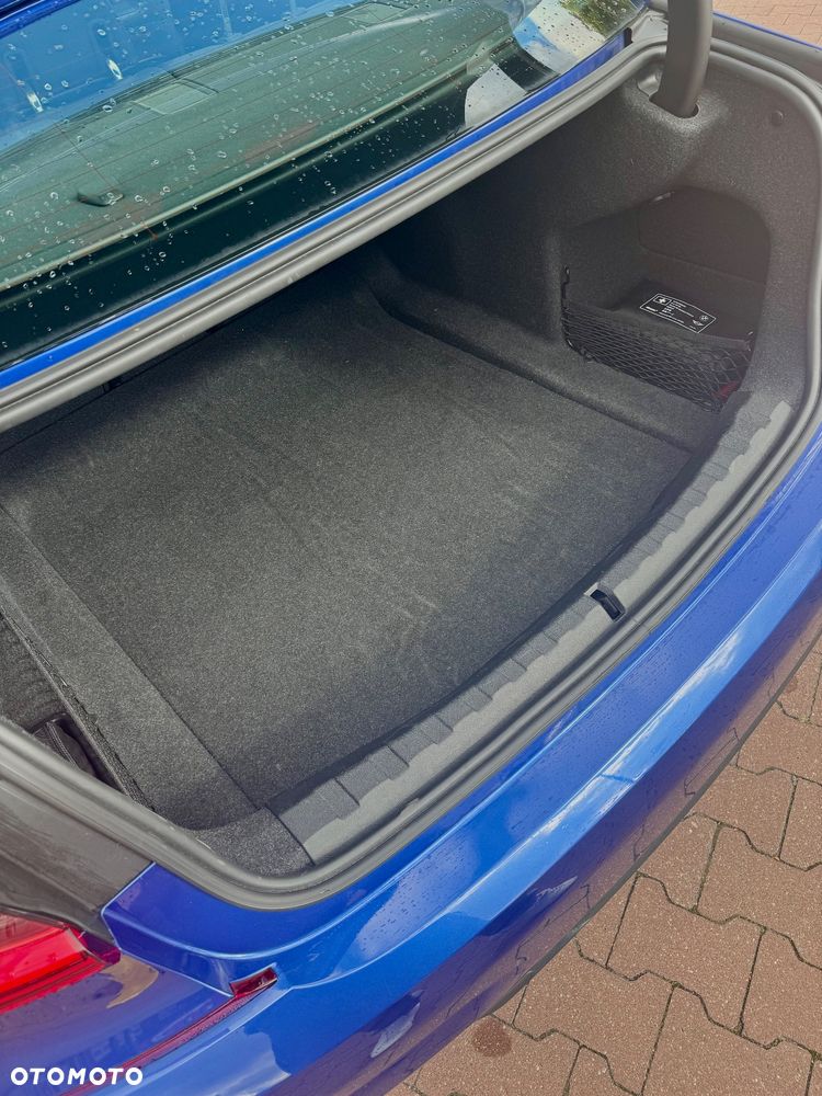 BMW Seria 3 318i M Sport - 10