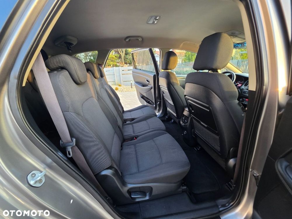 Kia Carens - 22