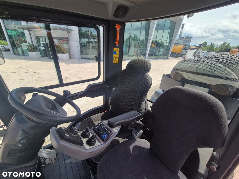 Kaercher MC 130 Adv. / KOMUNALNA MASZYNA DROGOWA / NOŚNIK OSPRZĘTU W KLASIE 3500KG / WYWROTKA / 2 KOMPLETYM KÓŁ / 4X4 / DIESEL KUBOTA 4 CYLINDRY / MOŻLIWY TRANSPORT - 38