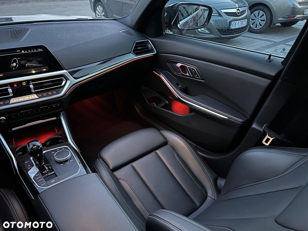 BMW Seria 3 330i M Sport - 14