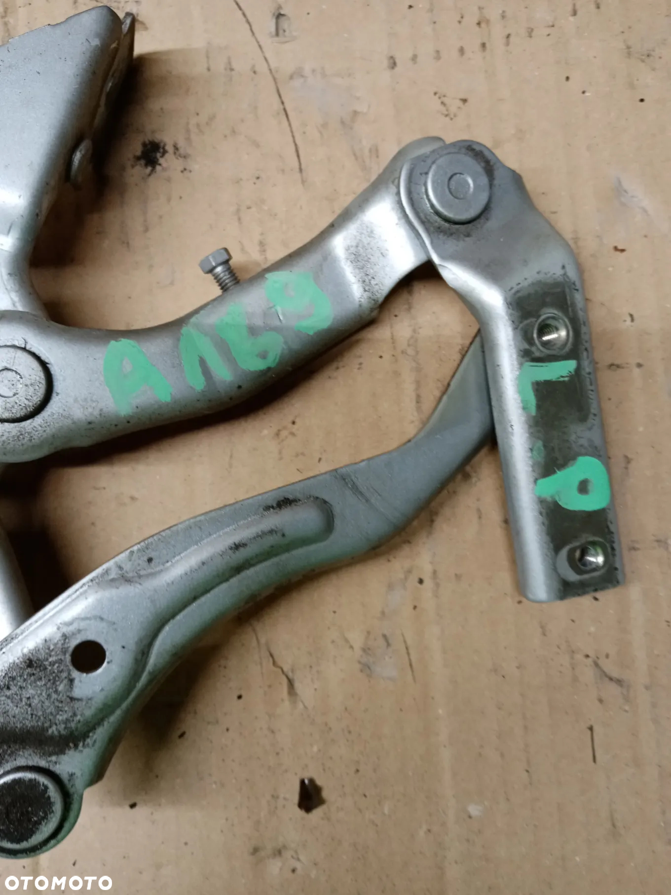 Zawias maski lewy przód Mercedes W169 A1698800128 - 2