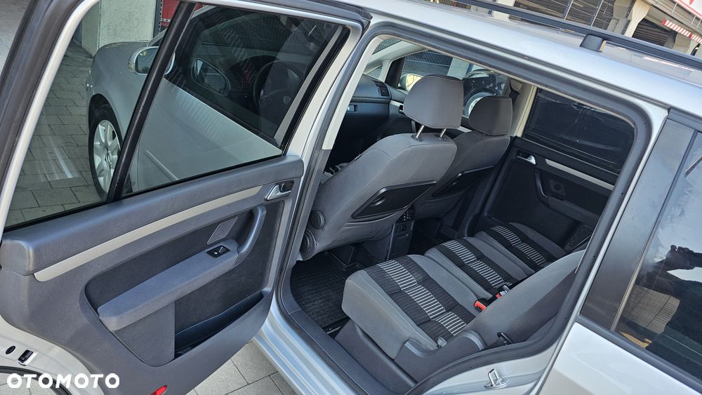 Volkswagen Touran - 12