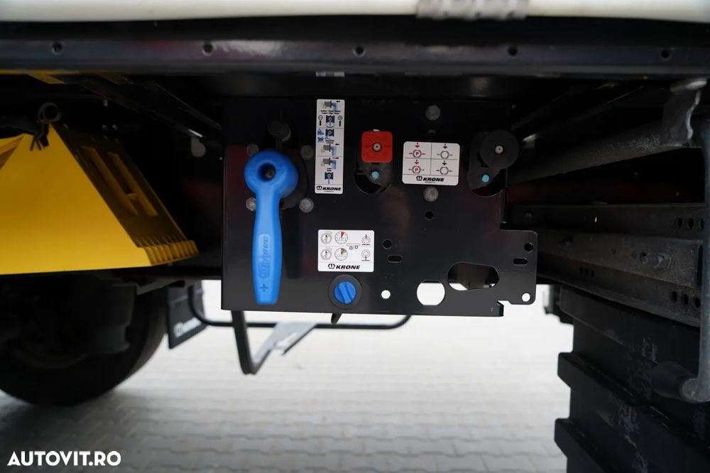 Krone CORTINĂ KRONE / 2024 / COȘ PENTRU PALEȚI / 2 AXE RIDICATIVE / PUȚIN FOLOSIT / - 24