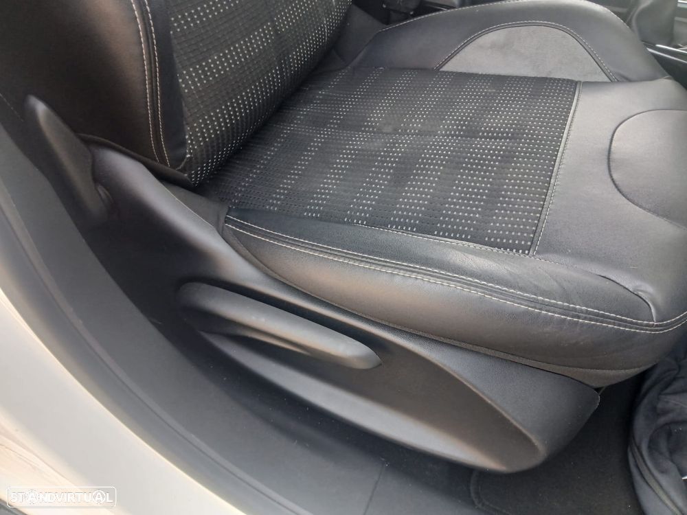 Peugeot 2008 1.2 PureTech Allure - 12