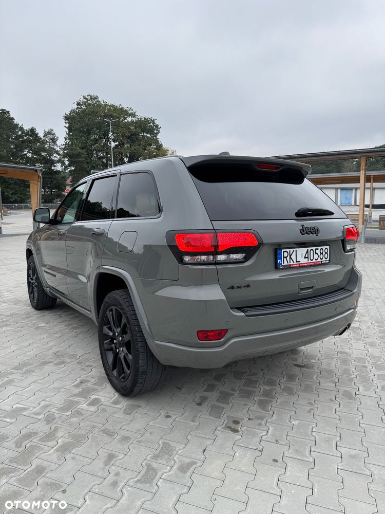 Jeep Grand Cherokee - 24