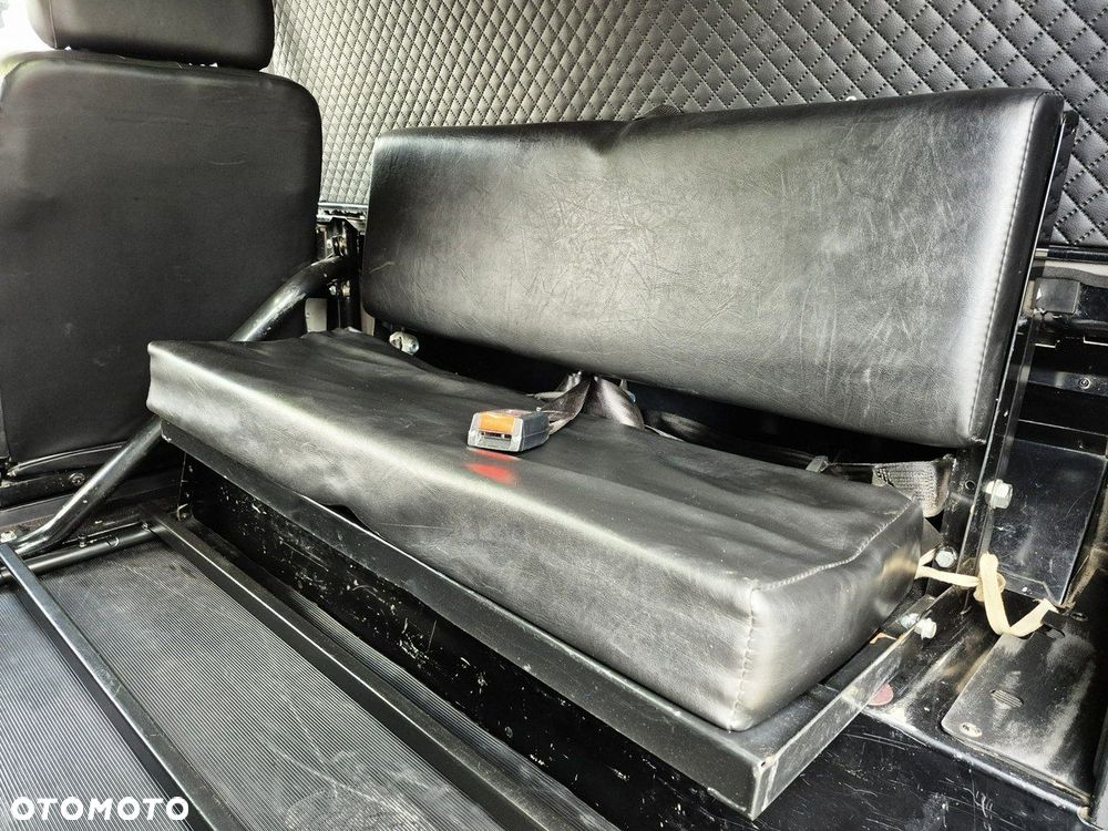 Land Rover Defender 2.2 TD4 E - 32