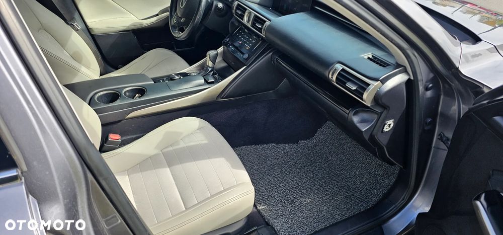 Lexus IS 300h Elegance - 32