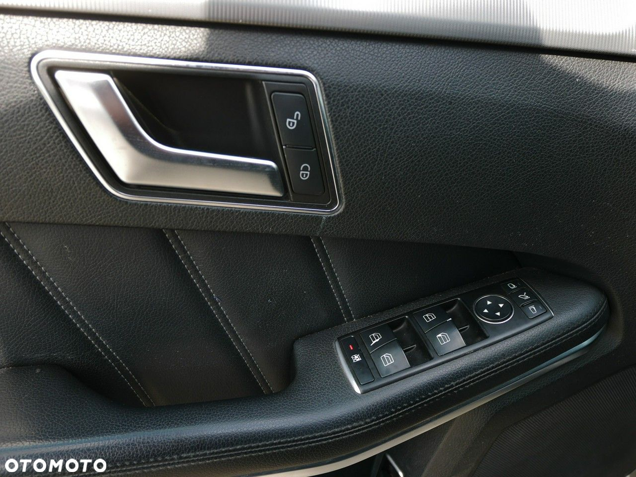 Mercedes-Benz Klasa E 300 BlueTEC HYBRID 7G-TRONIC - 17