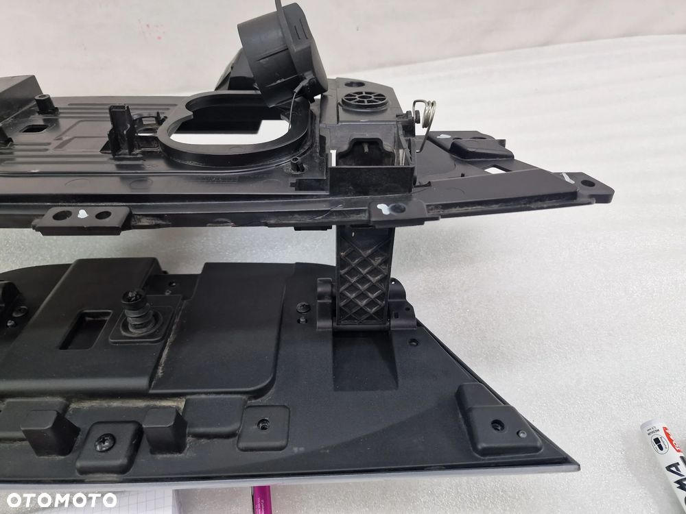 MAXUS EV30 E DELIVER 3 LOGO / KLAPKA ŁADOWANIA / GNIAZDO / GRILL PRZEDNI PRZÓD , NR AUKCJI GL762 - 11