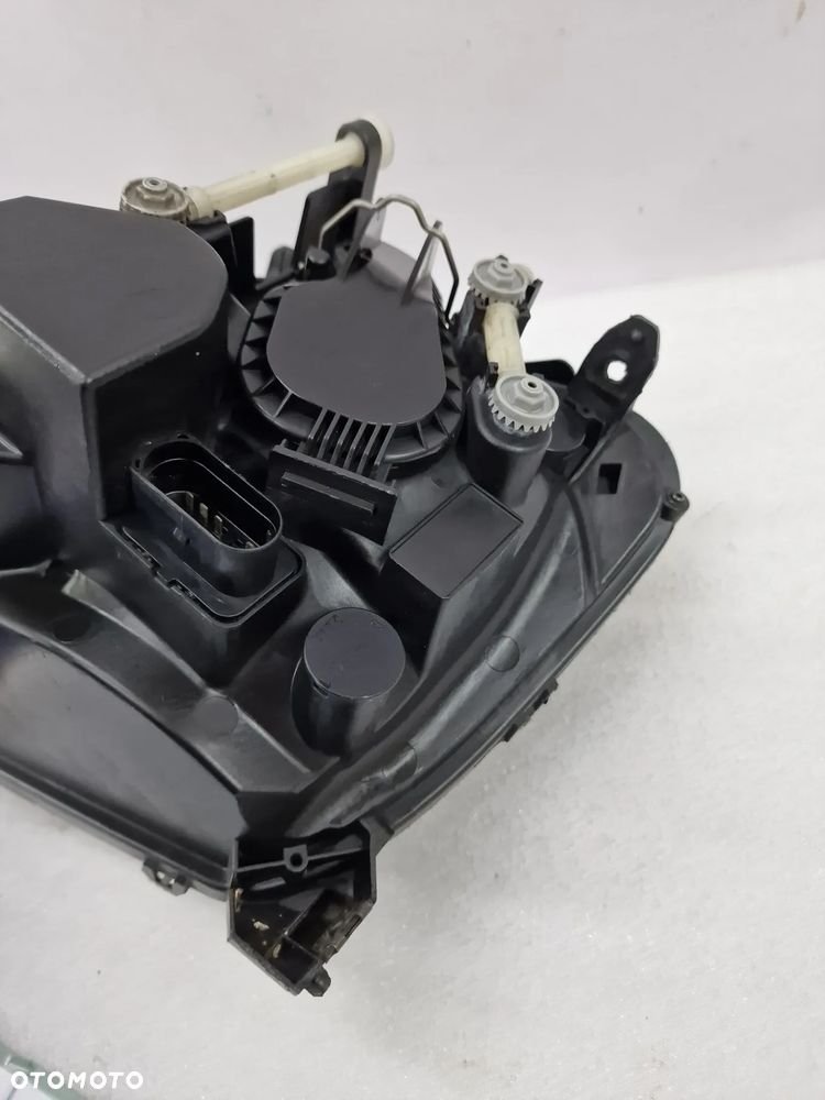 VW AMAROK 2H 09- PRAWA LAMPA PRZEDNIA PRZÓD , NR AUKCJI LA102 - 14