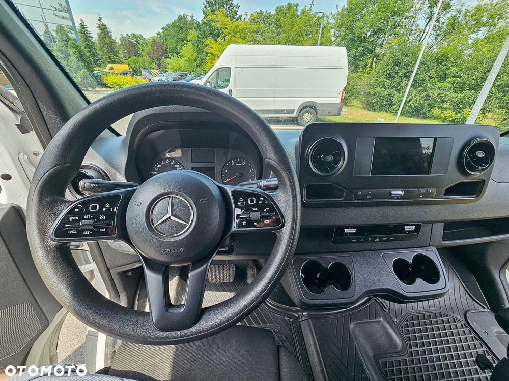Mercedes-Benz Sprinter - 24
