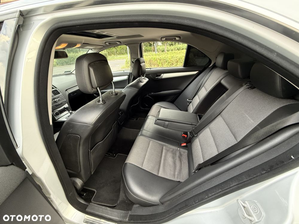 Mercedes-Benz Klasa C 180 CGI Automatik BlueEFFICIENCY Elegance - 13