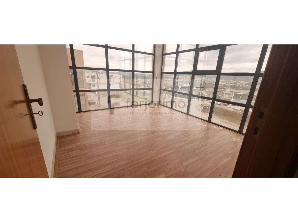 Excelente Pavilhão 

boas áreas

Vários Gabinetes - Grande imagem: 5/12