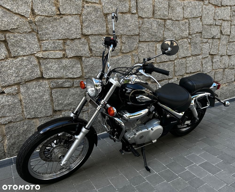 Suzuki Intruder - 16