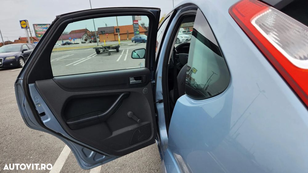 Ford Focus 1.6i Comfort - 24