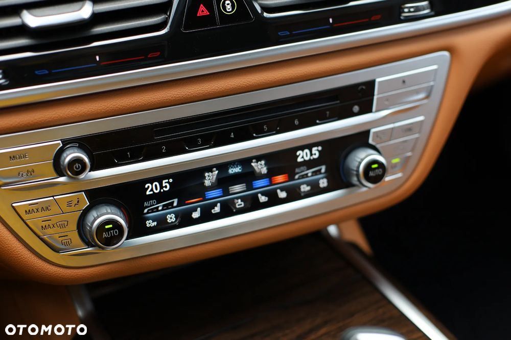 BMW Seria 7 750i xDrive sport - 13
