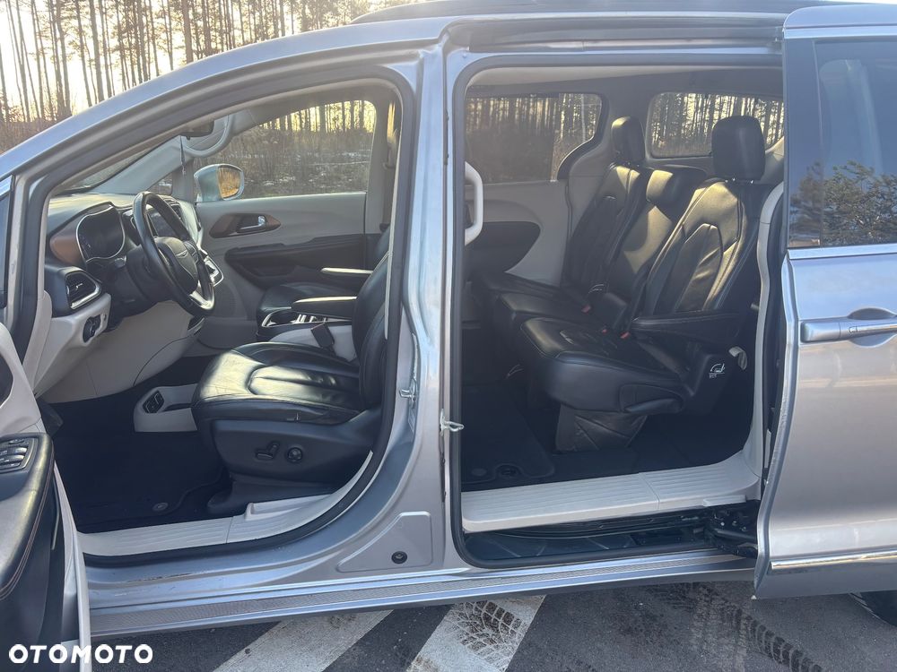 Chrysler Pacifica - 16