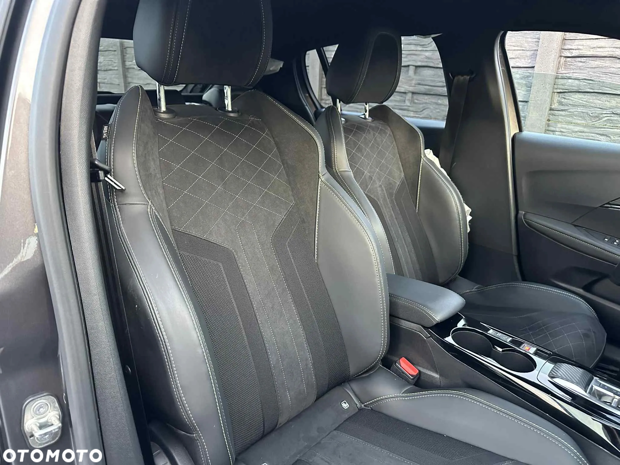 Peugeot 208 PureTech 100 EAT8 GT - 12