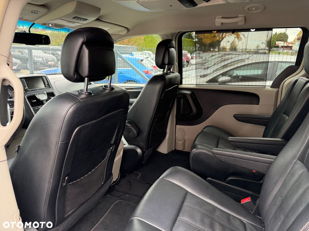 Chrysler Town & Country - 23