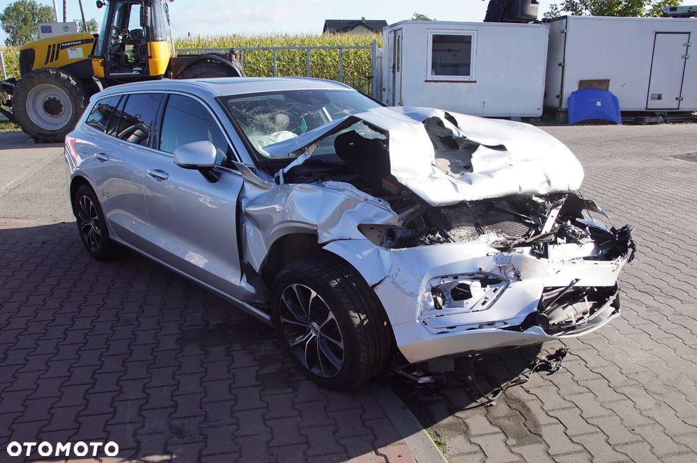 Auto na części - Volvo V60 II 2.0 D3 150 KM D4204T16 TG-81SC 711 2019R Silnik Skrzynia Drzwi Klapa Zderzak Lampa Lusterko Szyba Szyberdach Panorama Deska Kokpit Sterownik Moduł Czujnik Licznik Wyświetlacz Kierownica - 3