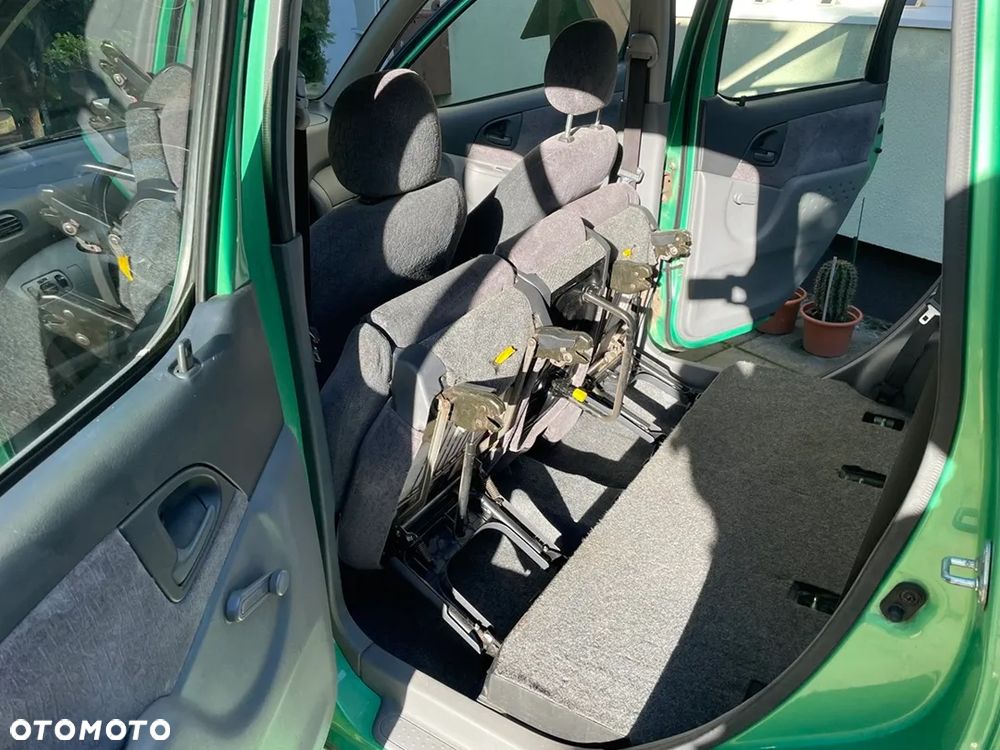 Toyota Yaris Verso 1.3 - 8