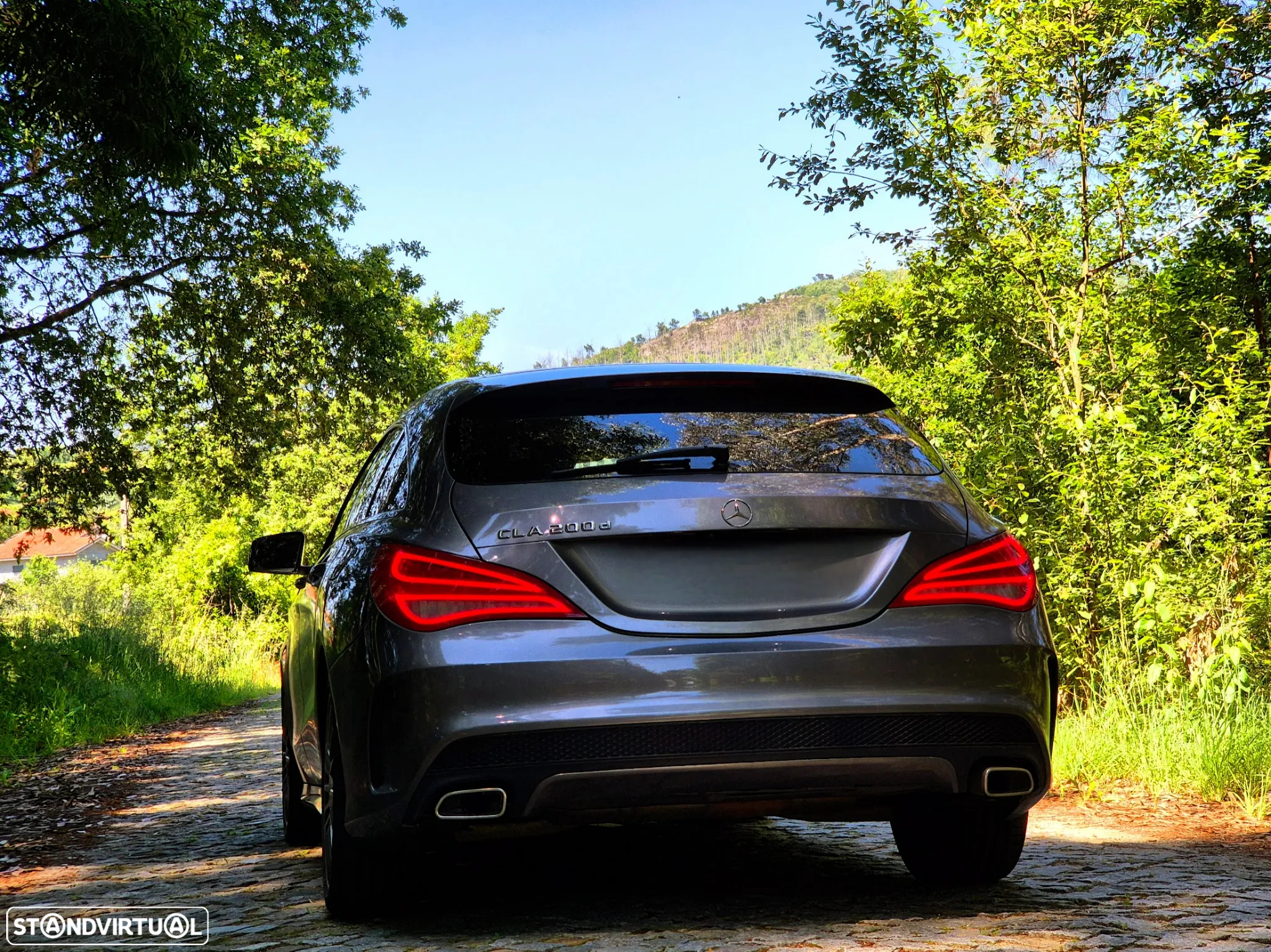 Mercedes-Benz CLA 200 d Shooting Brake AMG Line - 13