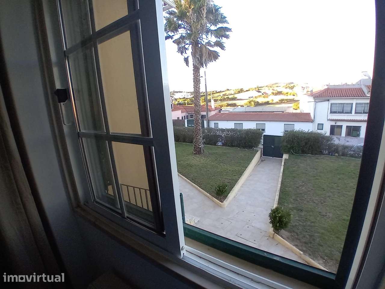 Quarto com cama de casal e casa de banho privada - Grande imagem: 5/7
