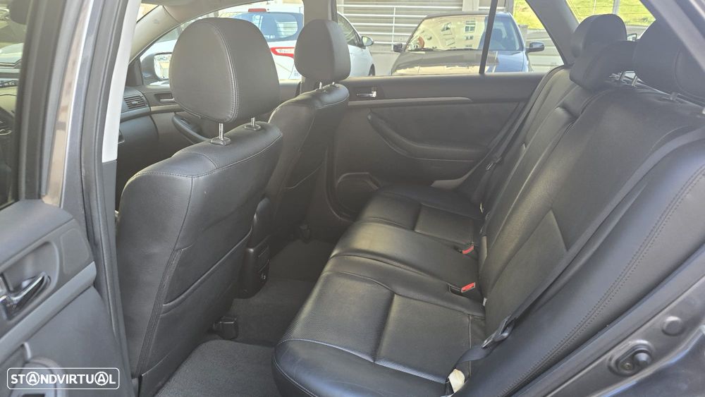 Toyota Avensis SW 2.2 D-4D - 10