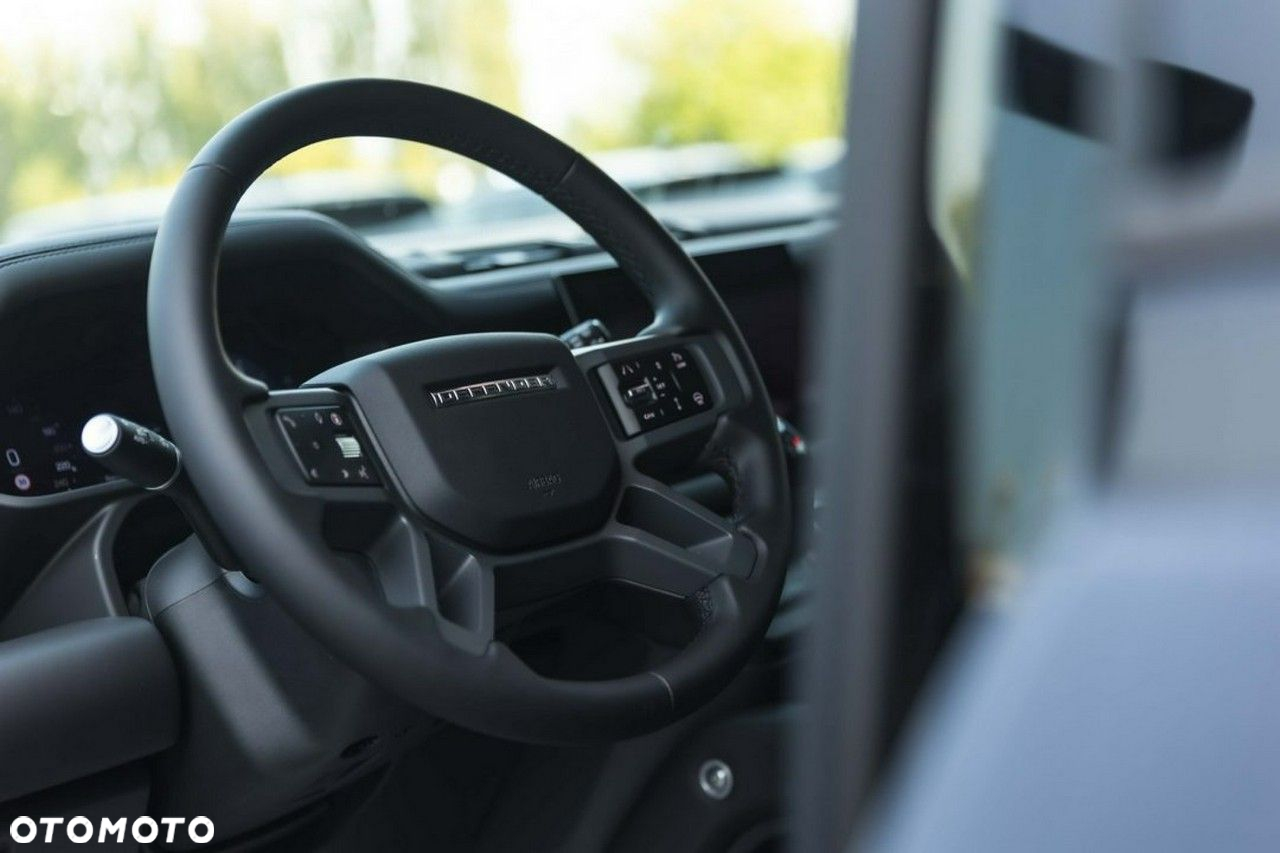 Land Rover Defender - 12