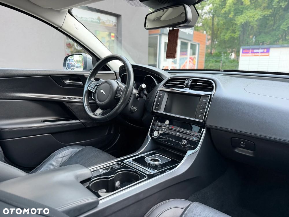 Jaguar XE 2.0 D Portfolio - 27