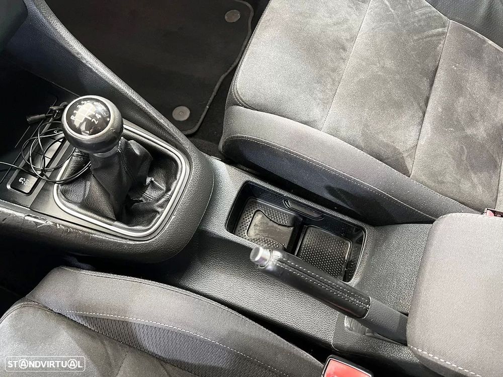 VW Golf 1.6 TDi Trendline BlueMotion - 17