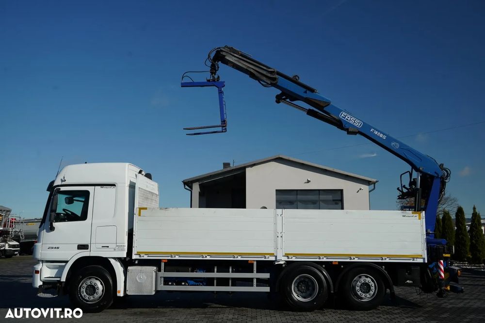 Mercedes-Benz ACTROS 2548 / 6x2 / ÎNĂLȚIME - 6,5 M / PUNTE RELAXABILĂ / TRANSMISIE FASSI / ATINGERE: 10,85 M / PRIMUL SCAUN SPATE / ROTATOARE / FURCĂ PENTRU PALEȚI - 2