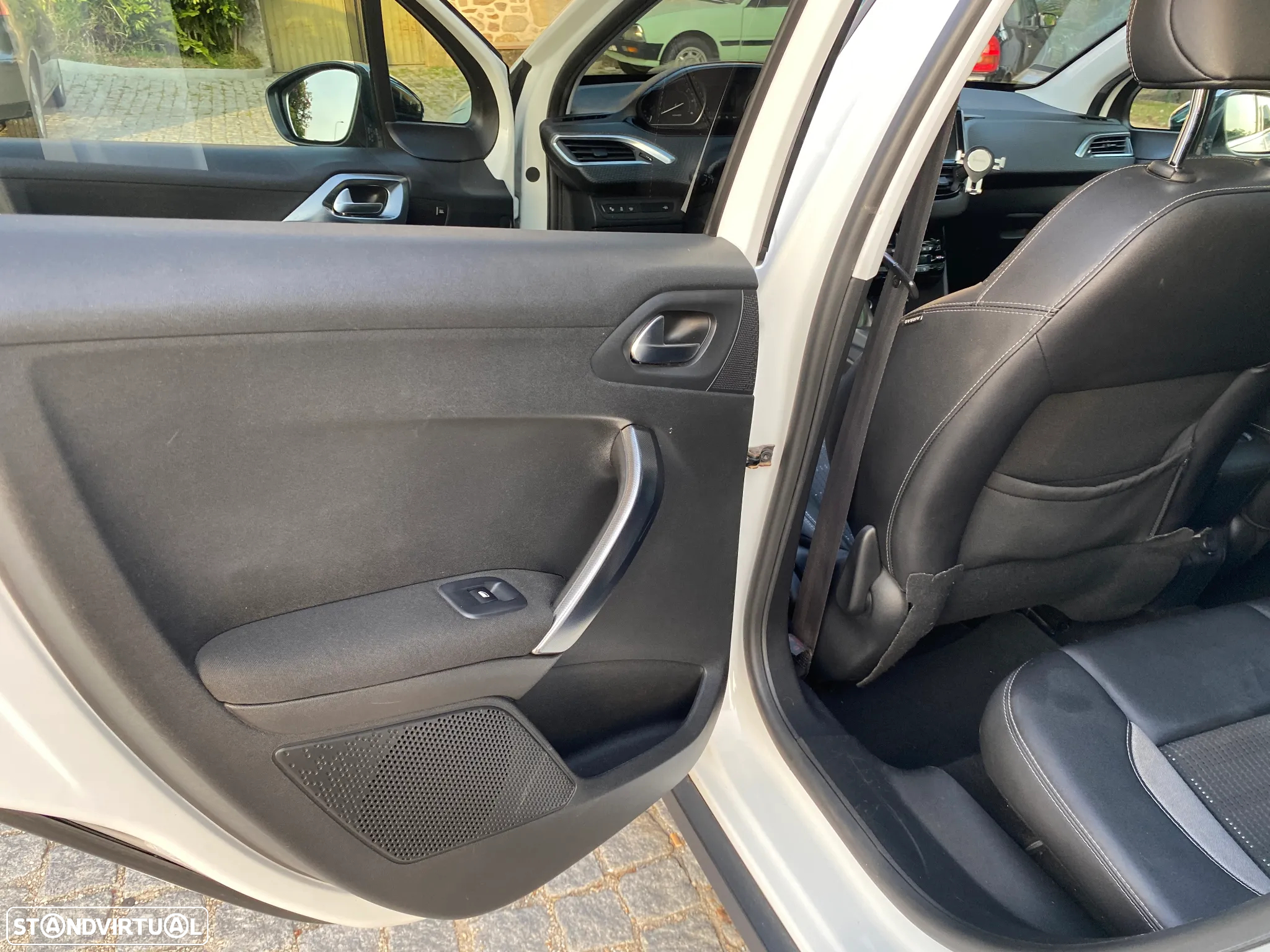 Peugeot 2008 1.6 e-HDi Allure 2-Tronic - 11