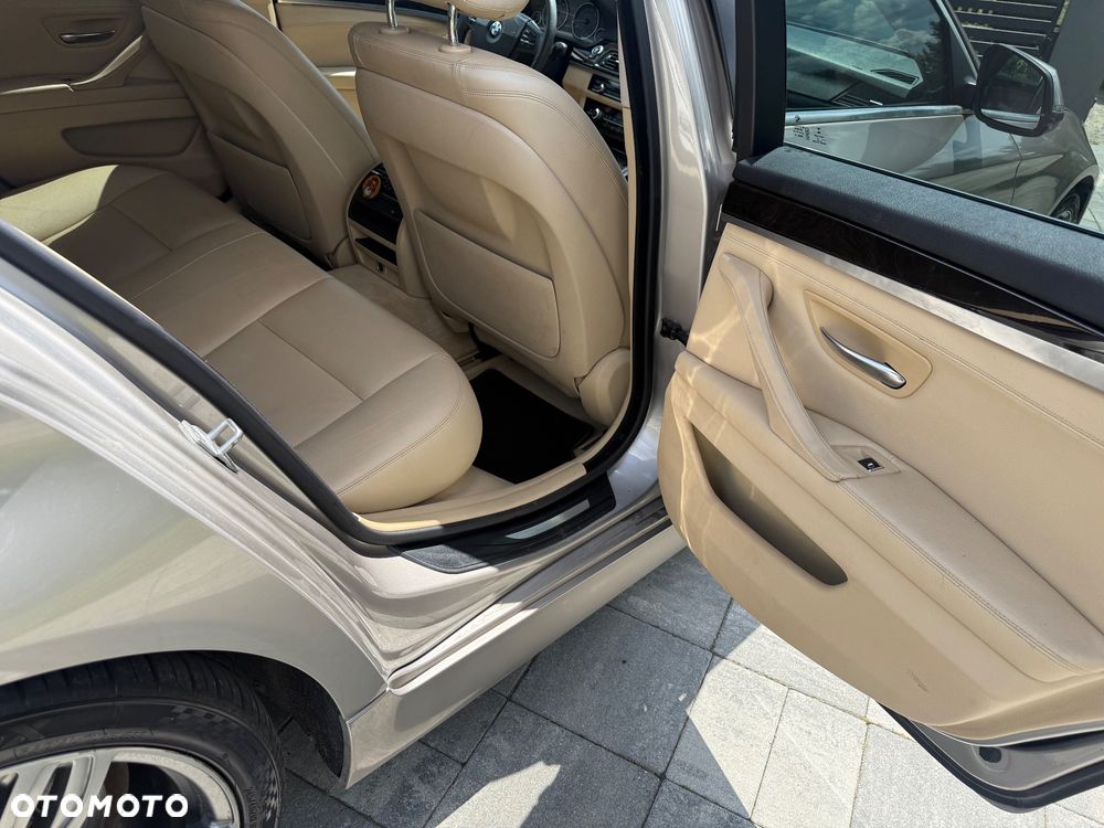 BMW Seria 5 528i xDrive Sport-Aut Luxury Line - 23