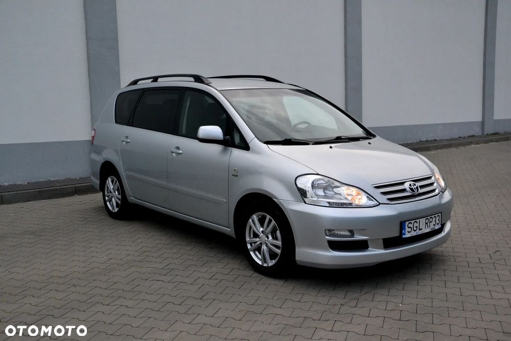 Toyota Avensis Verso 2.0 - 5