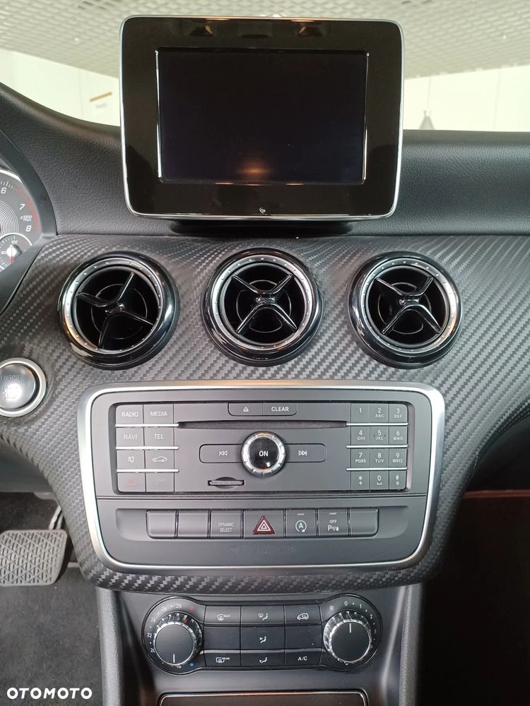 Mercedes-Benz GLA 200 7G-DCT - 11