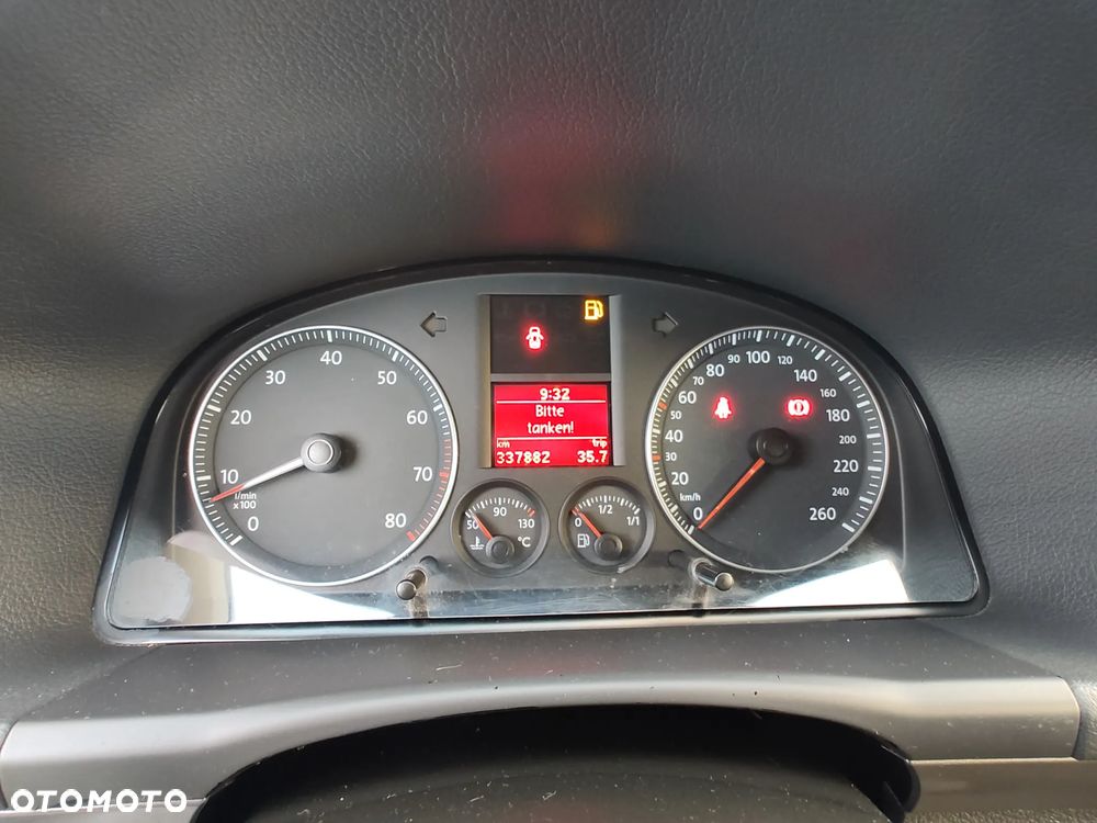 Volkswagen Touran 1.6 Conceptline - 18