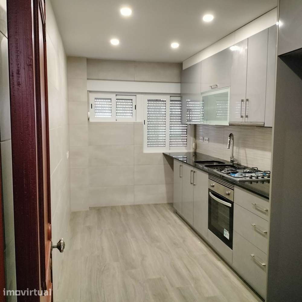 T3 - Arrendo/Vendo (415 000€) 3º andar sem elevador-Borel/Amadora - Grande imagem: 5/9