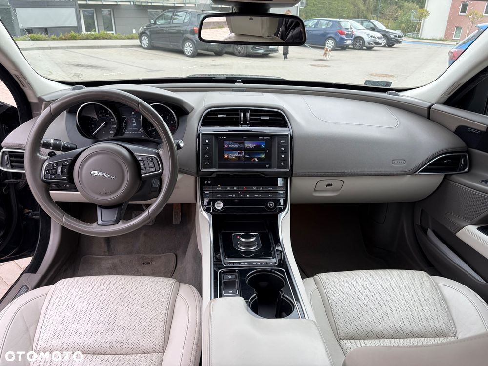 Jaguar XE 2.0 T Prestige - 15