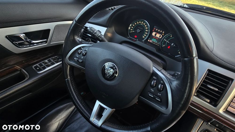 Jaguar XF 2.2 D Premium Luxury - 34