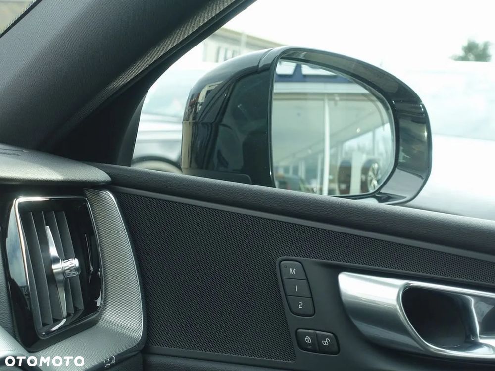 Volvo XC 60 B5 B AWD Plus Black Edition - 17