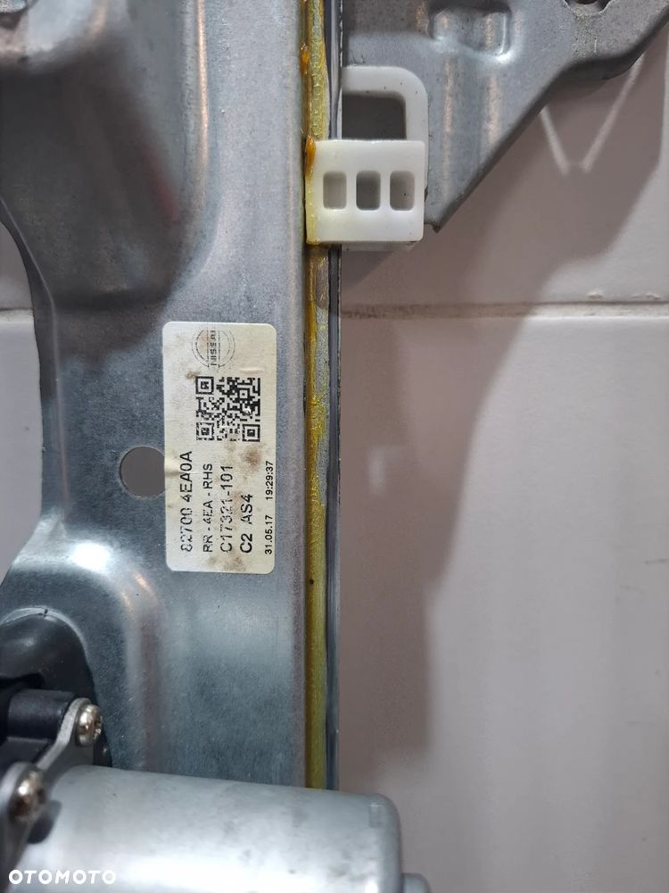 Podnośnik mechanizm szyby drzwi prawy tył Nissan Qashqai J11 2017rok lift - 2