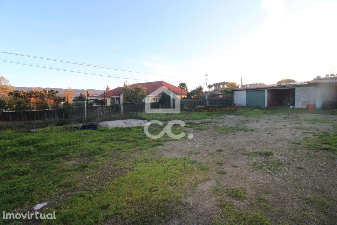 Terreno para construção com anexos na periferia da cidade - Grande imagem: 2/18