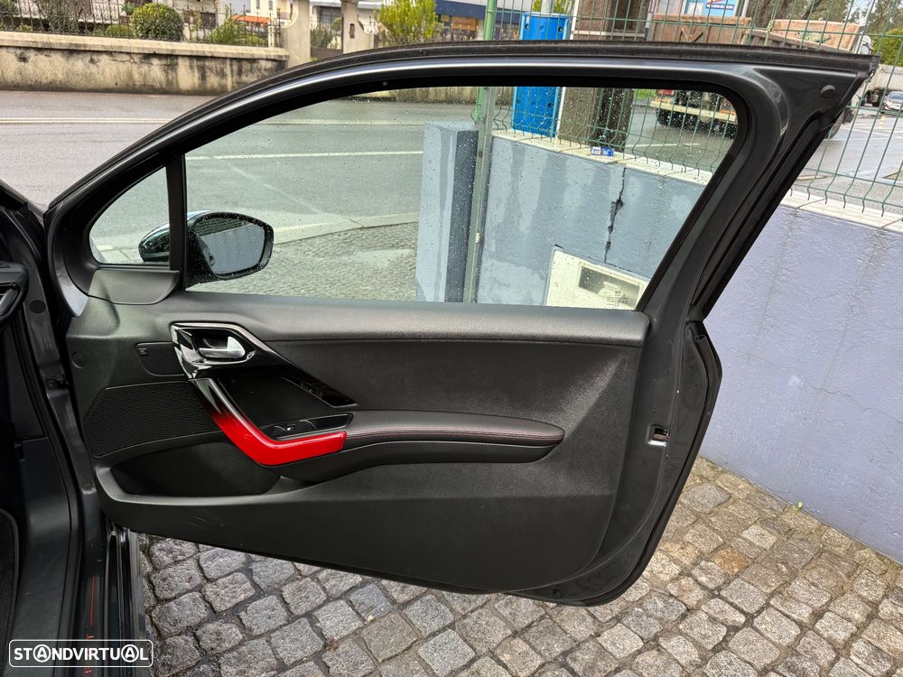 Peugeot 208 GTI 200 THP - 42